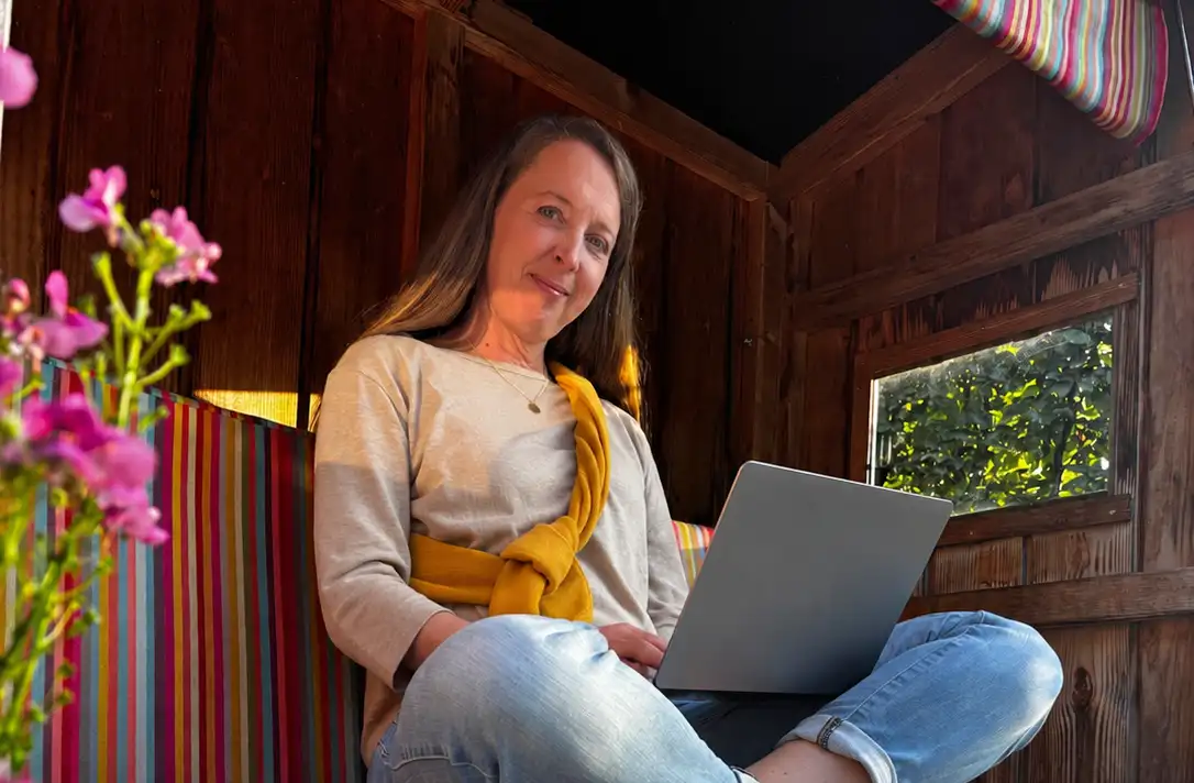 Frauke mit Laptop Coach Frauke mit Laptop im Strandkorb